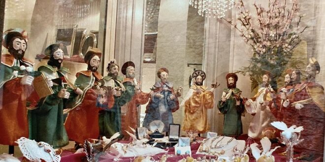 Aidone: i 12 santoni in miniatura, realizzati circa mezzo secolo fa, donati alla confraternita Maria Ss Annunziata